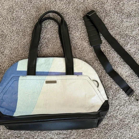 Rareform Maya Crossbody - Picture 2 of 4